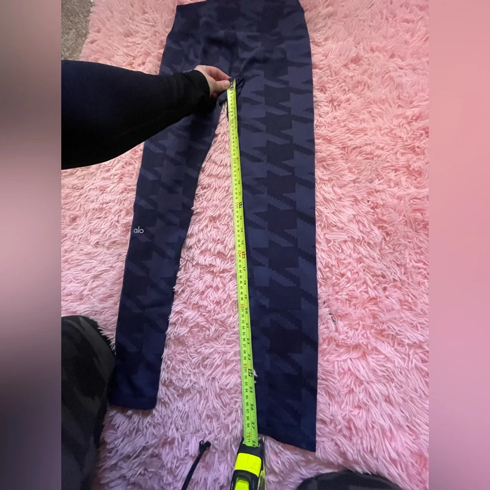 Alo Yoga High Waisted Leggings Navy Camo Houndstooth Print Athletic Size M 7/8 - Picture 4 of 6